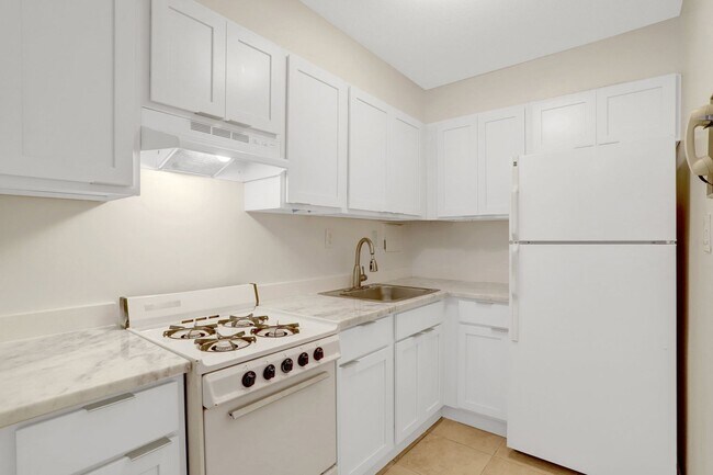 Building Photo - Studio Condo with all utilities included for rent!