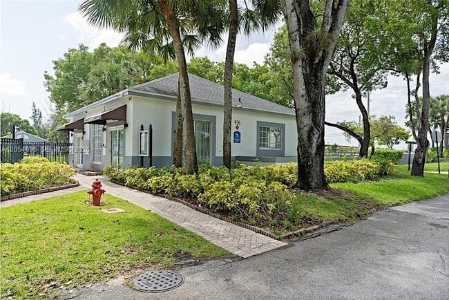Building Photo - 1201 Lake Victoria Dr