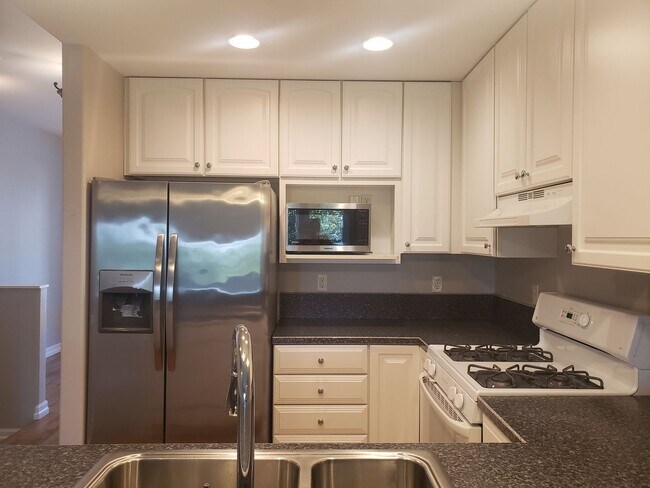 Building Photo - Large 3-bed Townhouse in Terwilliger South