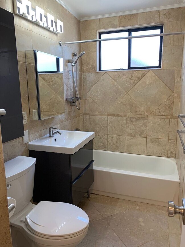 Building Photo - 3 Bedroom, 1 Bathroom Home in N. Highlands