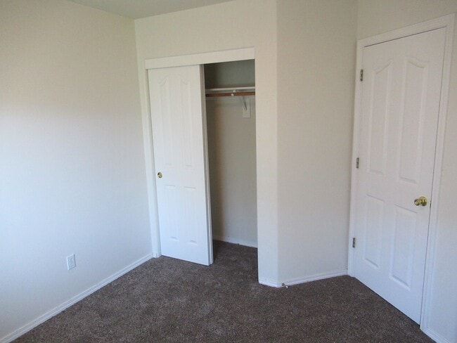Building Photo - Large Three Bedroom Duplex in Keizer!