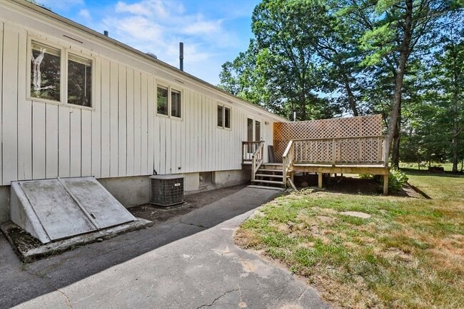 Building Photo - 10 Lawndale Rd