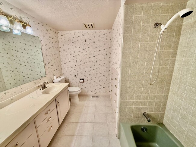 Building Photo - Distinctive and Spacious 5-BR Home in Bloomington