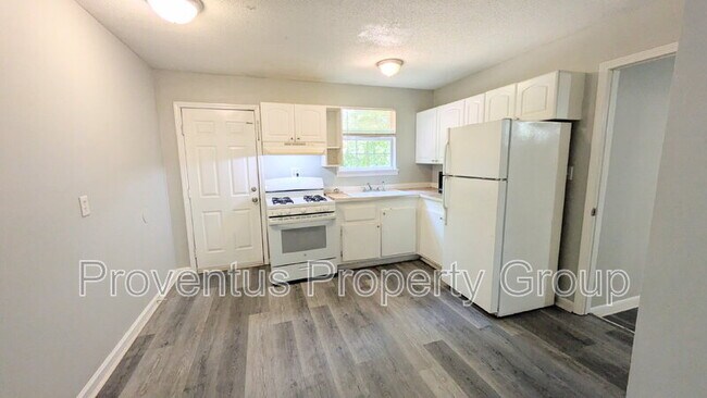 Building Photo - 4527 Versailles Dr