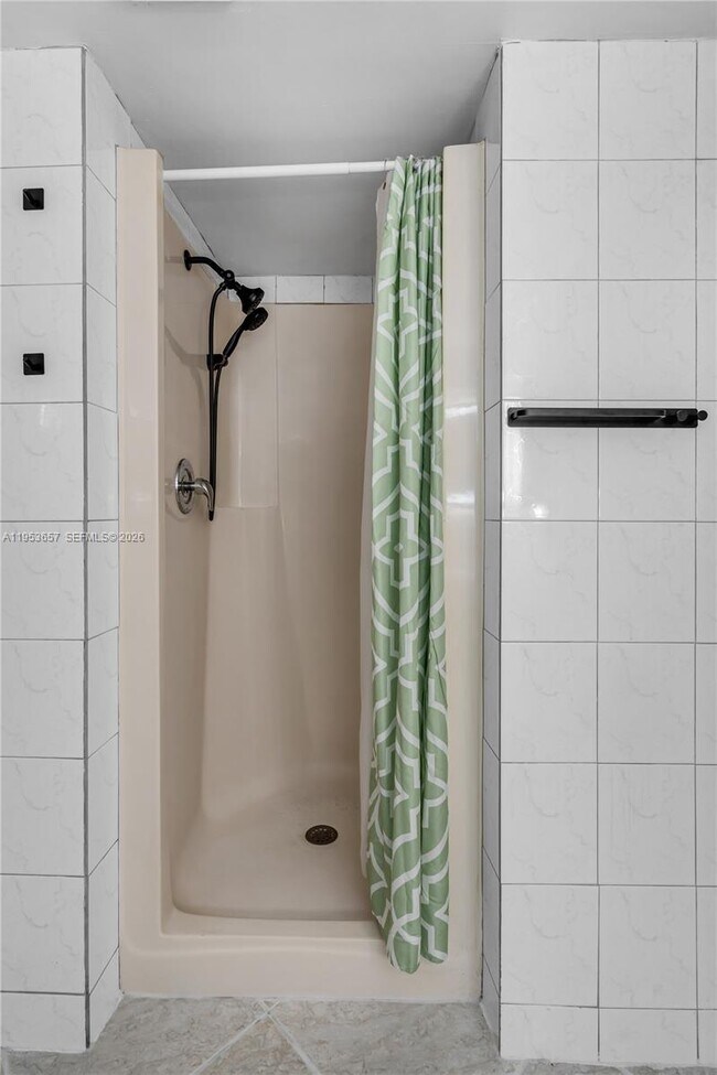 Building Photo - 9421 Fontainebleau Blvd