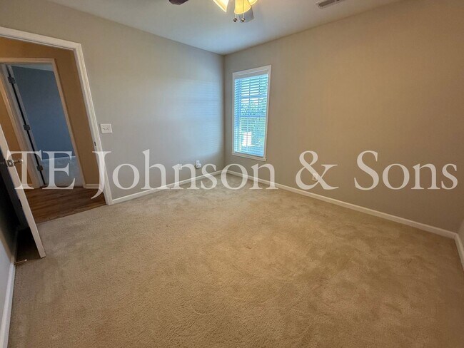 Building Photo - Spacious 4 Bedroom Home with Fenced Yard & Two Car Garage in Clemmons