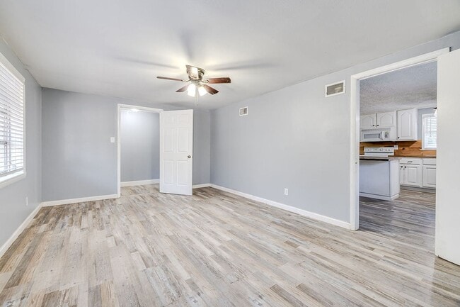 Building Photo - Charming 3-Bedroom 1.5 Bath Cottage-Style Bungalow with Open Floorplan and Kitchen Island