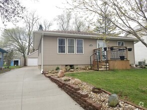 Building Photo - BEAUTIFUL UPDATED 3 BEDROOM 2 BATH HOUSE!