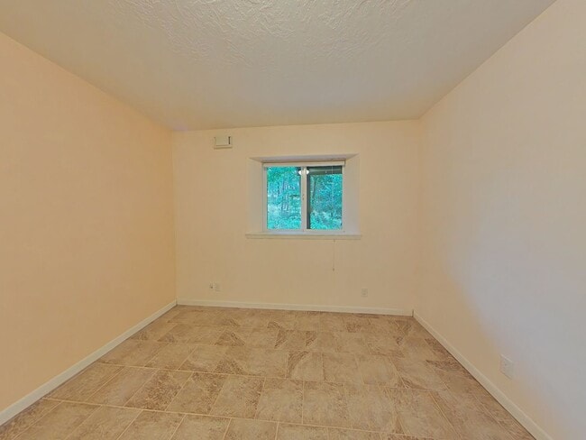Building Photo - Huge 5 Bedroom Cabin-Style Home on 2+ Wood...