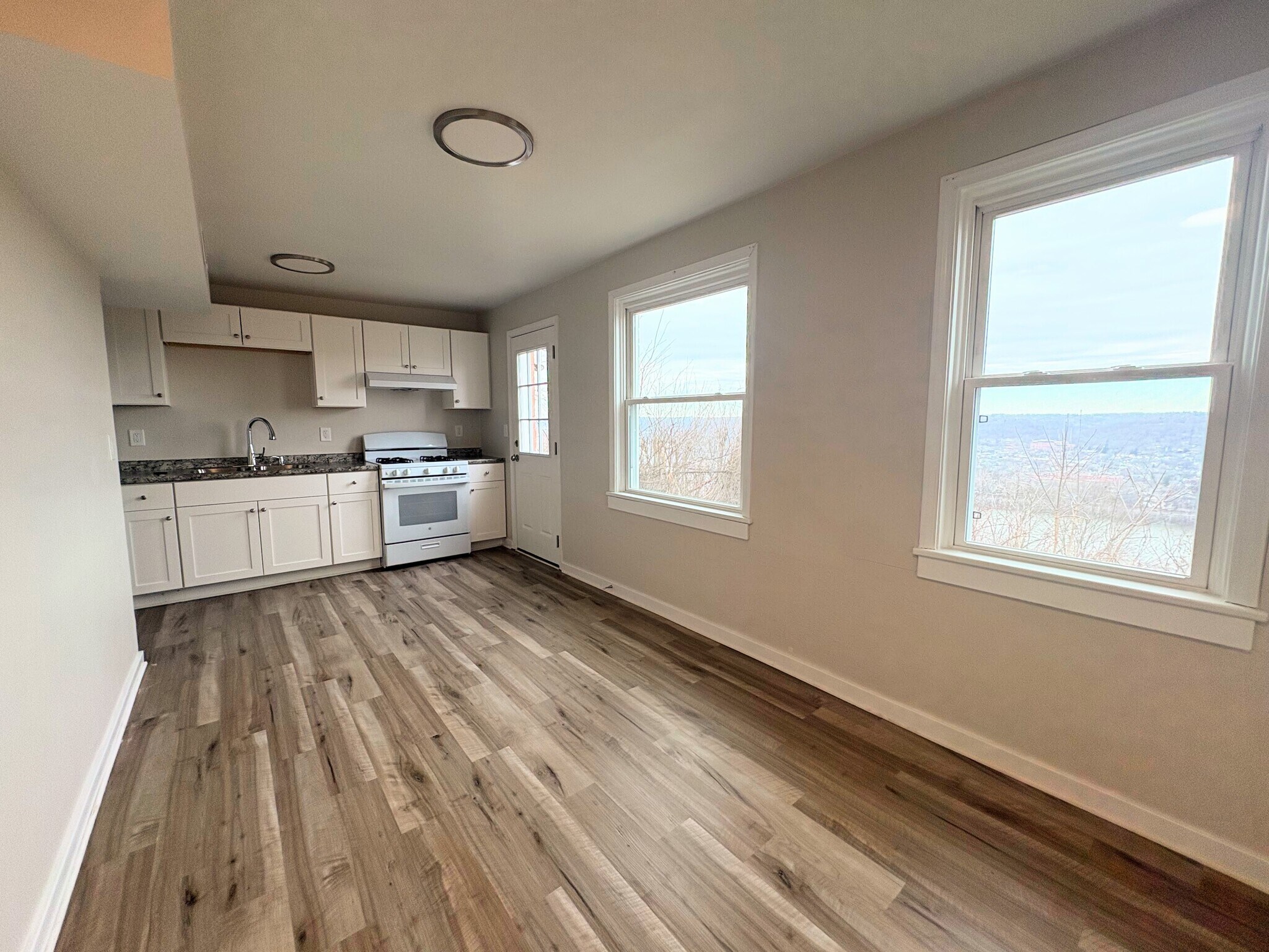 Building Photo - 360 Hemlock Dr