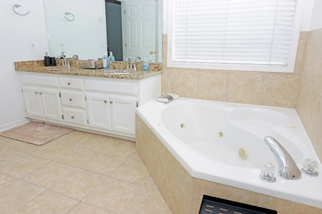 Building Photo - 888 Saddlebred Way