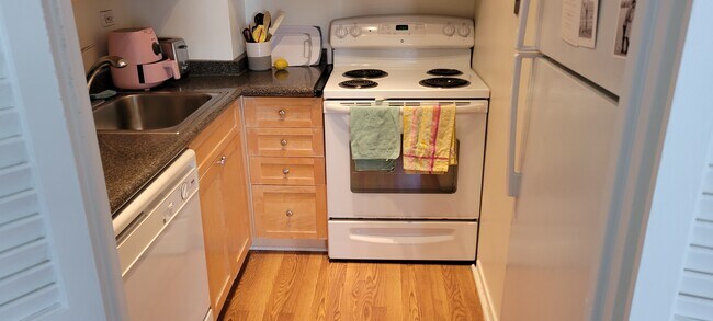 Building Photo - 21 W Goethe St