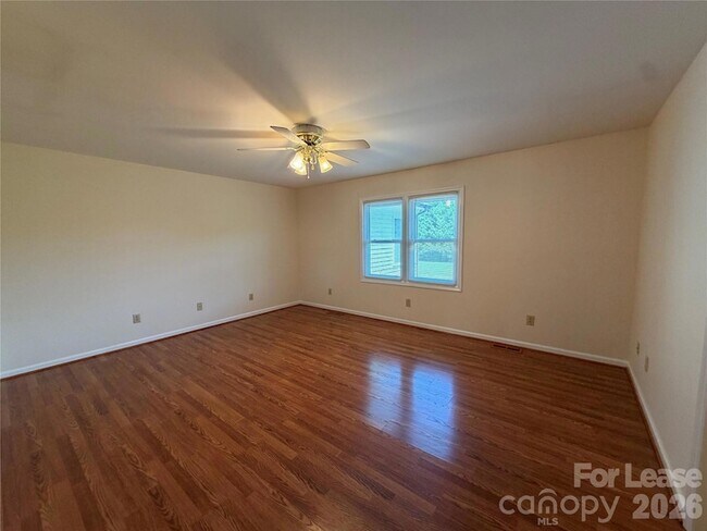 Building Photo - 236 Meadow Oaks Dr