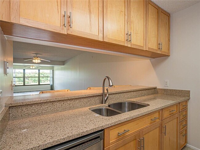 Building Photo - 28 Plantation Dr