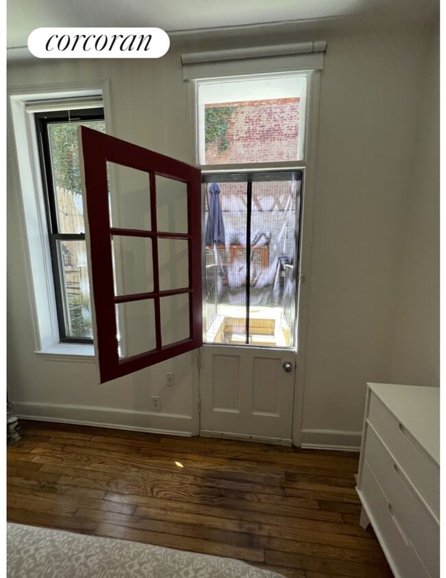 Building Photo - 210 E 84th St