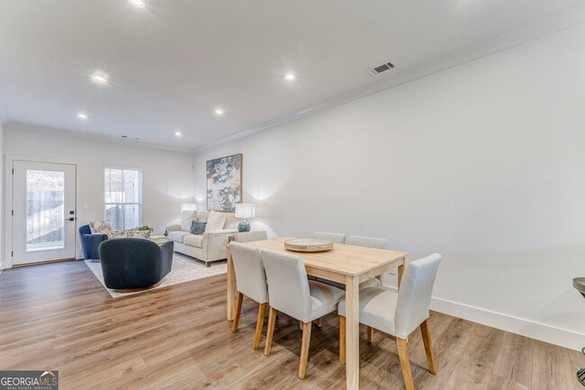 Building Photo - 77 Chateau Dr SE