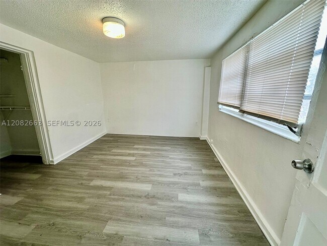Building Photo - 2306 NW Flagler Terrace