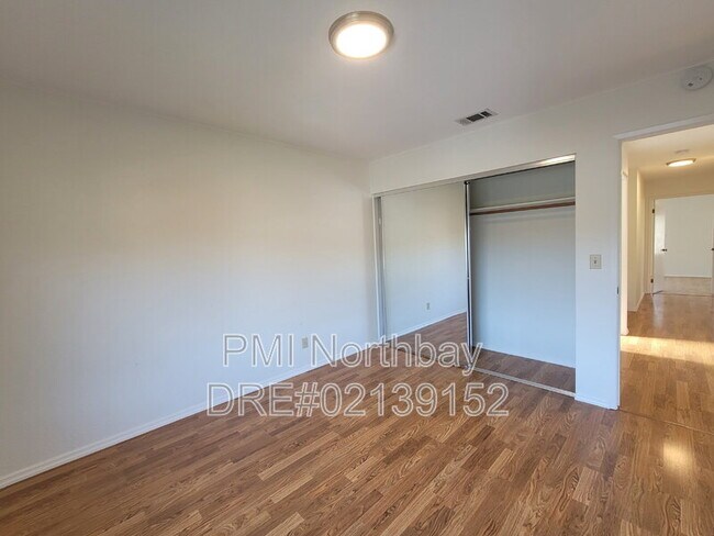Building Photo - 3552 Larchmont Ct