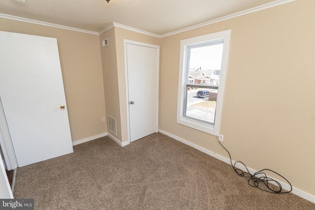 Building Photo - 915 N Division St