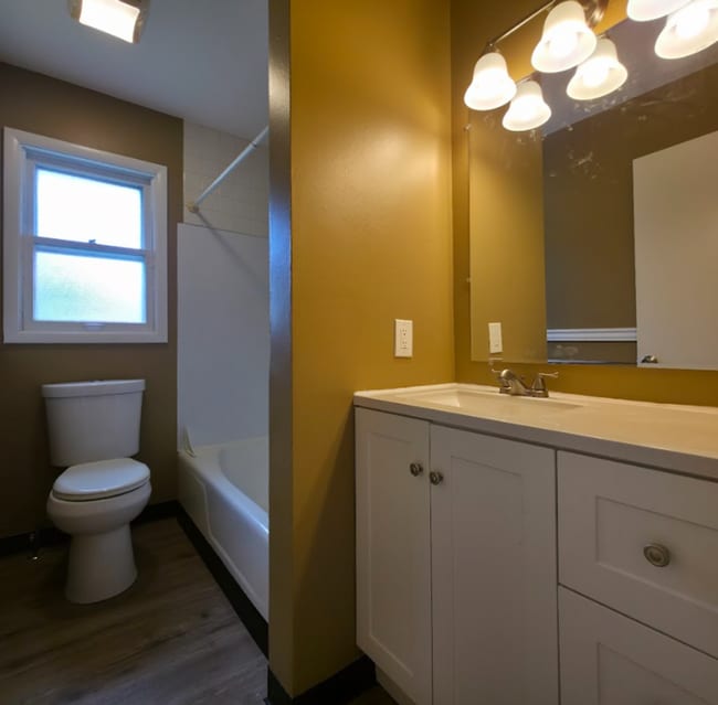 Building Photo - Single Family Home 3 beds 1 bath Available...