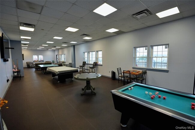 Building Photo - 102 Cove Ct