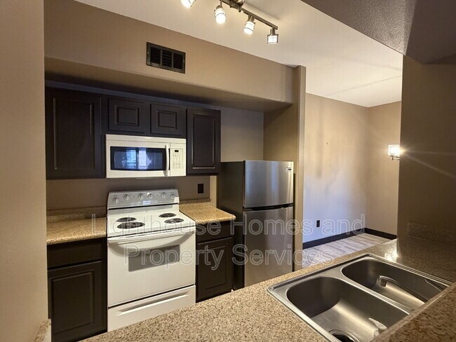 Building Photo - 8000 W Badura Ave