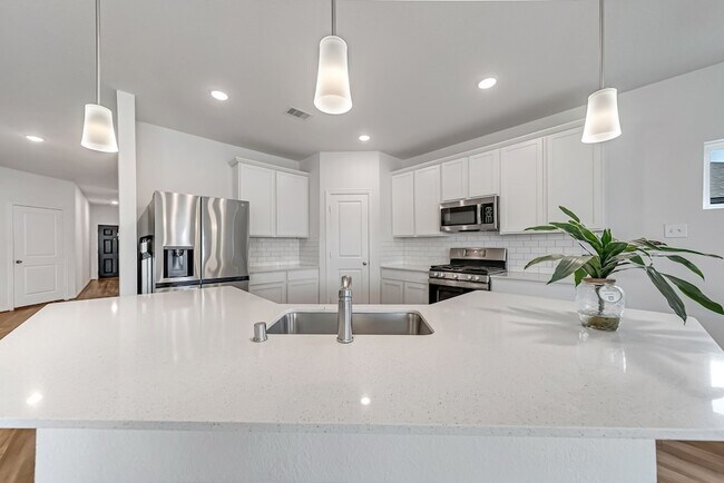 Building Photo - 15250 White Moss Dr