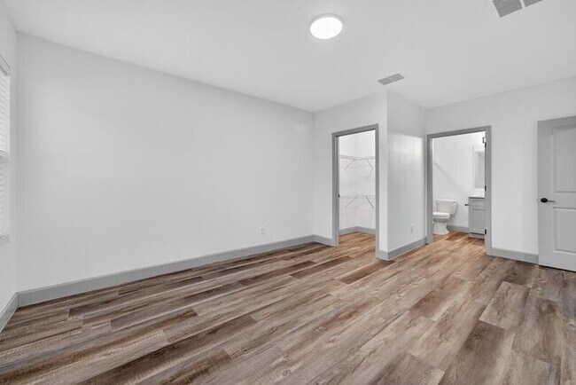 Building Photo - 2252 Fernwood St