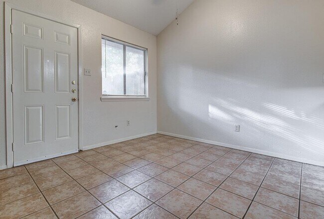 Building Photo - 300 Villa Oaks Cir
