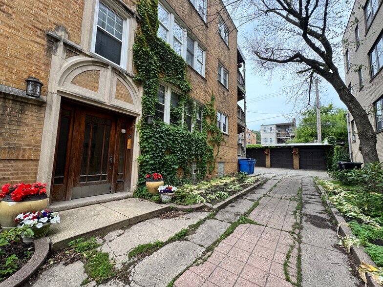 Building Photo - 2050 W Farwell Ave