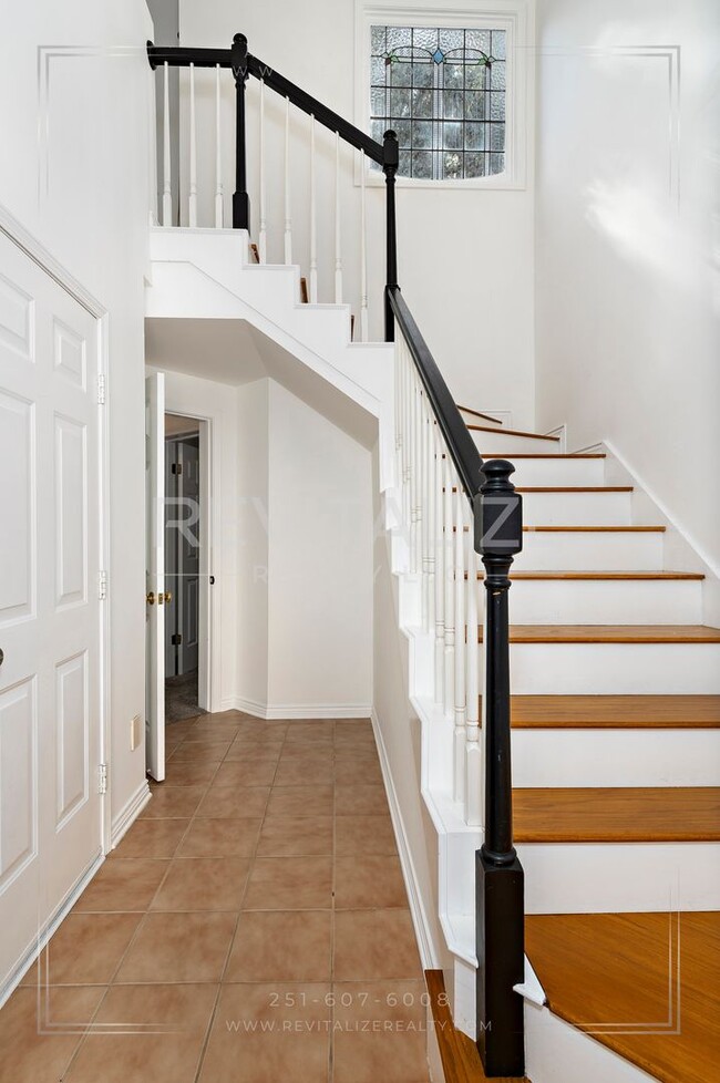 Building Photo - Charming 3-Level Home with Water Access in Daphne, AL