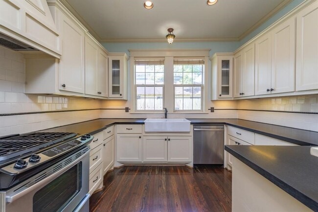 Building Photo - 722 E 25th St