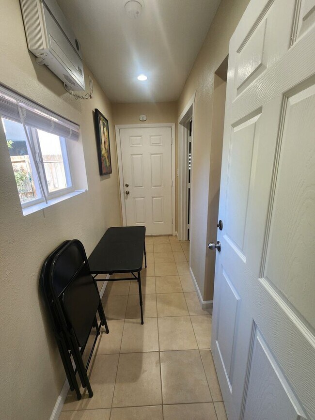 Building Photo - 2 bdr 2 bath kitchen fully furnished apartment with private entrance in quiet neighborhood in Alb...