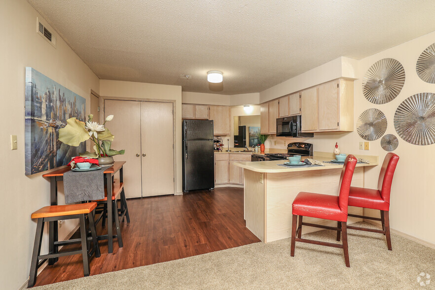 2BR, 2BA - 1040 SF - Dining Area and Kitchen - The Greens at Owasso I/II