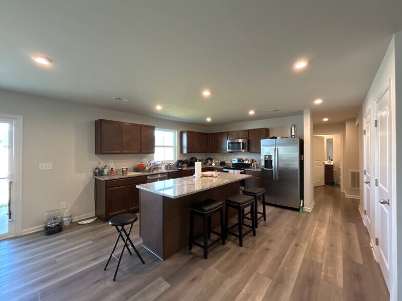 Building Photo - Room in Single Family Home on Glacis Ct