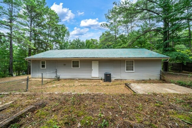 Building Photo - Spacious & Stylish – Fully Renovated 4BR H...