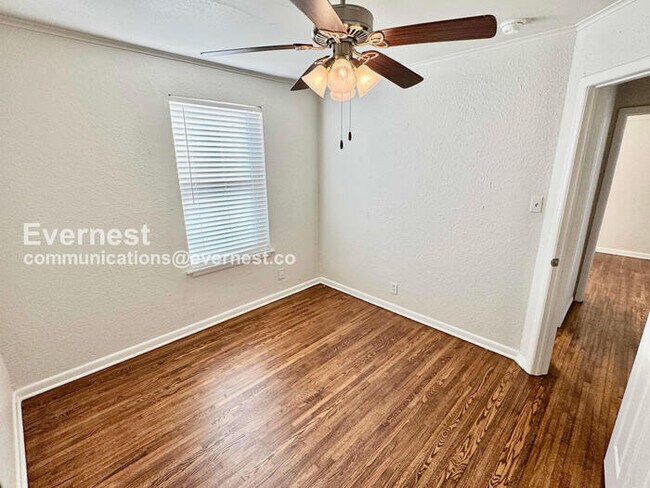 Building Photo - PROMO: Get HALF month’s rent free when you sign the lease TODAY! / 3 Bed, 1 Bath Home with Fenced...