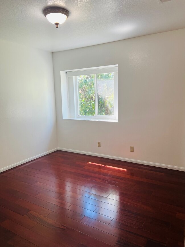 Building Photo - 1430 Lovell Ave