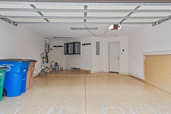 Building Photo - 6533 E Hill Dr