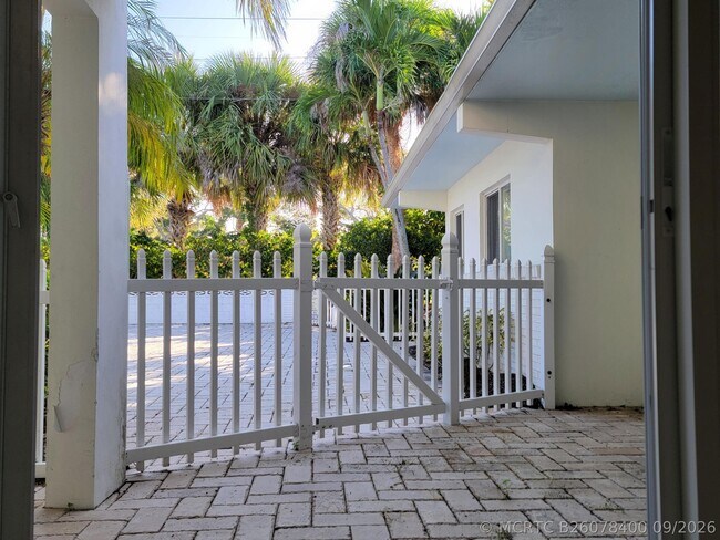 Building Photo - 1727 Jimmy Buffett Mem Hwy