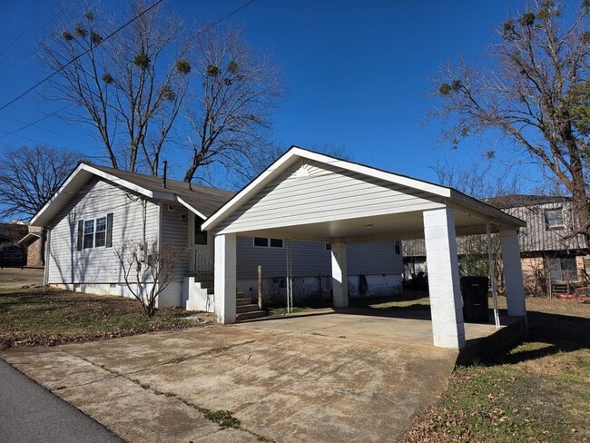 Building Photo - 3 Bedroom home close to local amenities