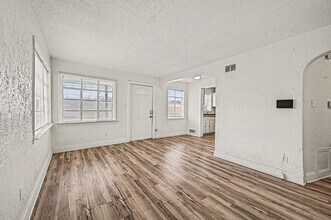 Building Photo - Beautiful 2 Bedroom 1 Bathroom in Kansas City!