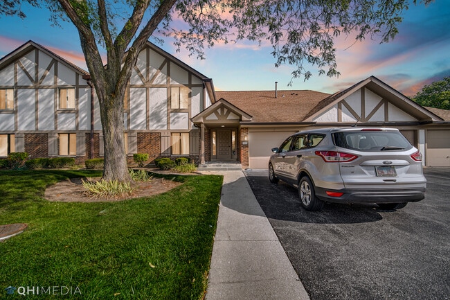 Building Photo - 920 Surrey Dr