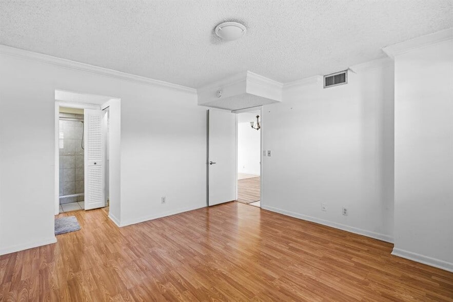 Building Photo - 6075 N Sabal Palm Blvd