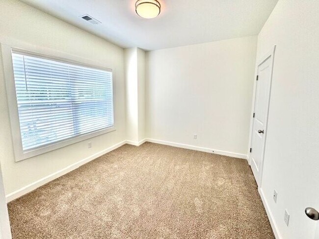 Building Photo - Now Leasing at Cedar Bluff – 4BR Townhomes...