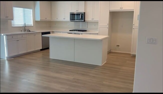 Building Photo - Charming House featuring 5 beds/3 baths Av...