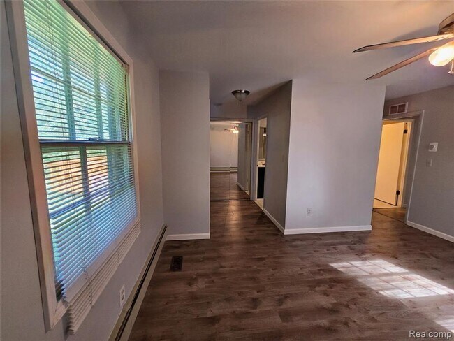 Building Photo - 2951 Hill Dr