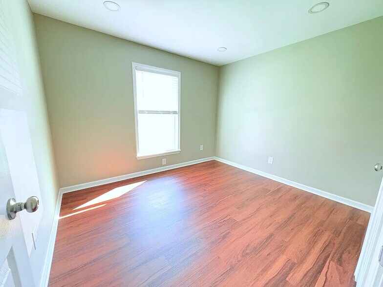 Building Photo - 10806 Milwaukee Way