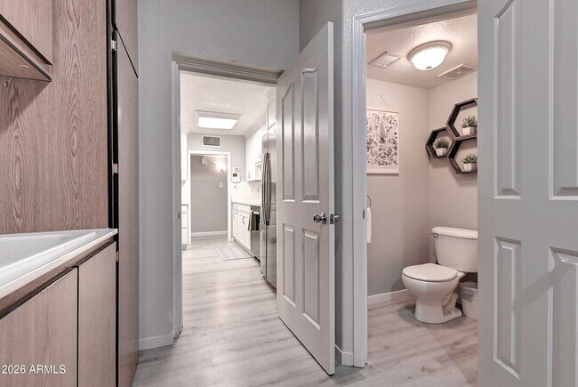 Building Photo - 1027 W 19th St