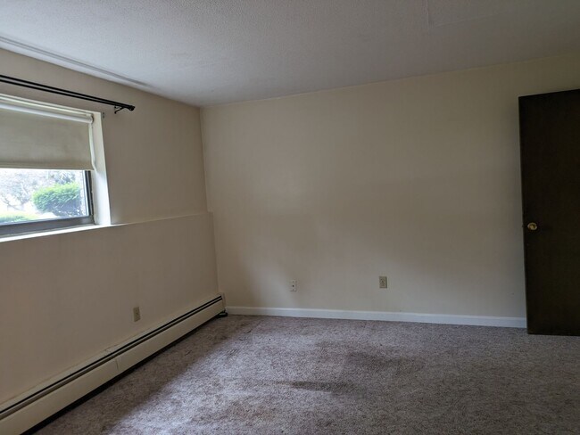 Building Photo - PENDING - Spacious 1 bedroom garden style condo at King's Court Condominiums